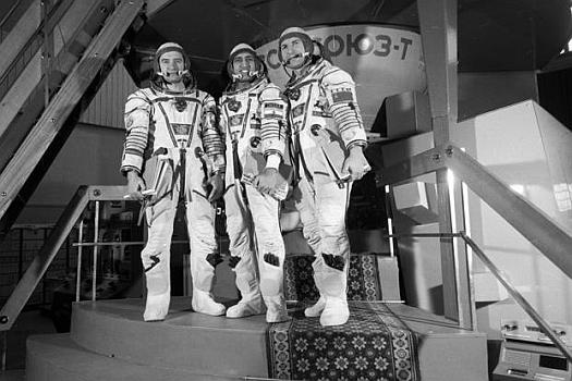 Rakesh_Sharma_and_Soviet_Cosmonauts_before_start